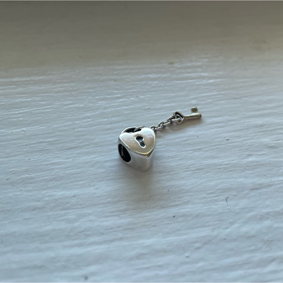 Pandora charm- heart locket and key - Picture 3 of 4